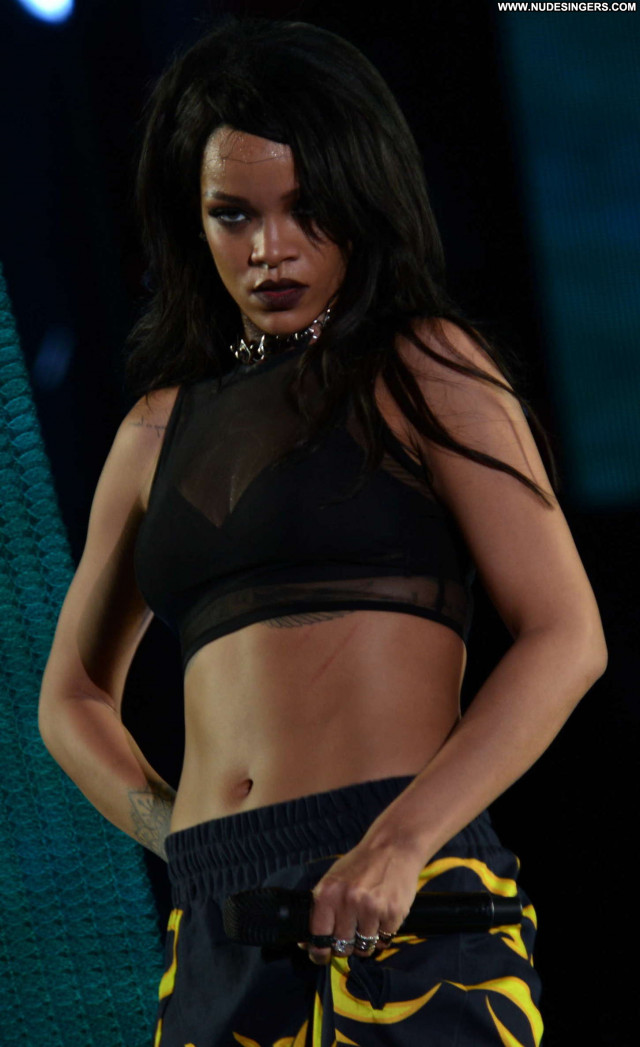 Rihanna Posing Hot Babe Celebrity Live Beautiful Paparazzi